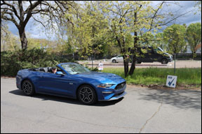 Blue Conv Mustang leaving start CP